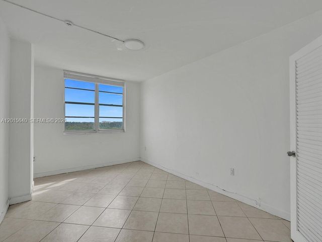 300 Bayview Dr 906, Sunny Isles Beach, FL 33160