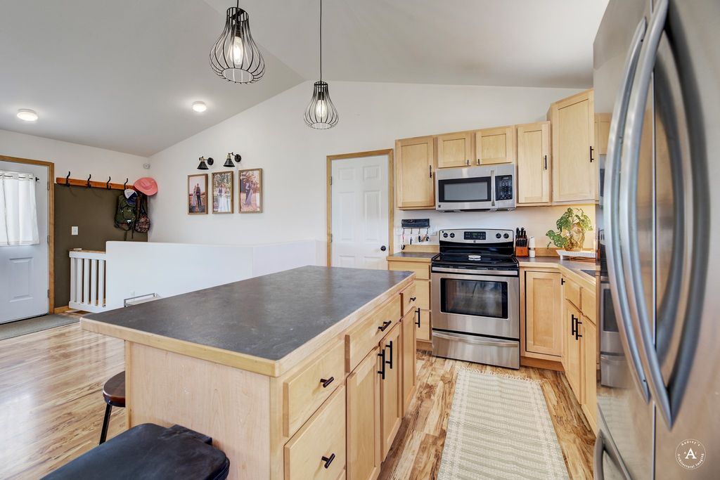 Image 7 of property listing at 1162 Antares Road, Helena, MT 59602