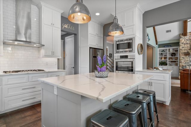 892 Waters Edge Drive, Corsicana, TX 75109