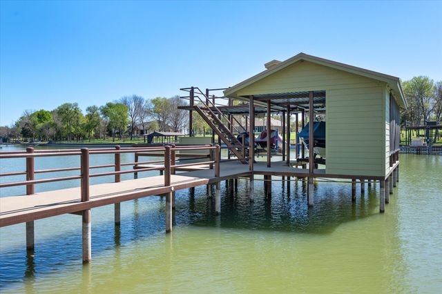 892 Waters Edge Drive, Corsicana, TX 75109