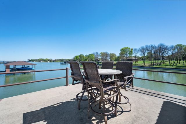 892 Waters Edge Drive, Corsicana, TX 75109