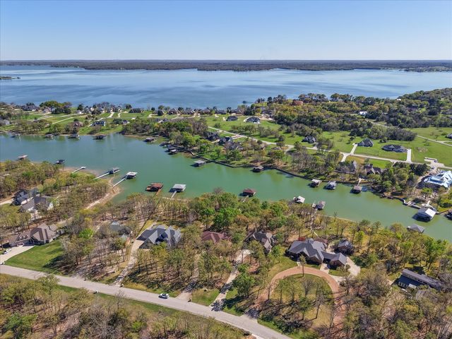 892 Waters Edge Drive, Corsicana, TX 75109