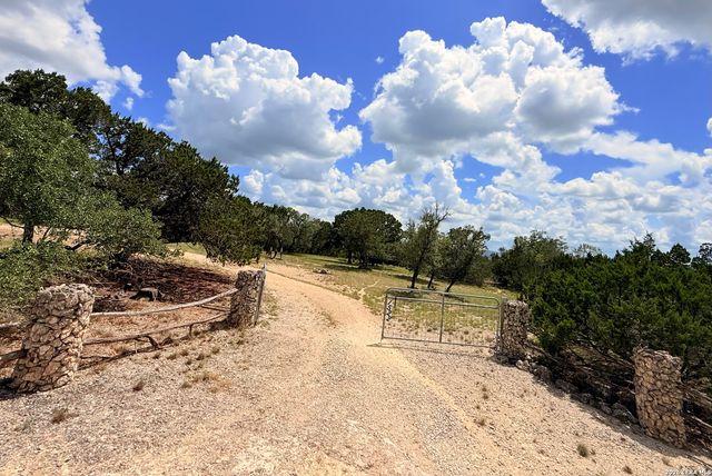 1522 FOREST TRAIL DR, Bandera, TX 78003