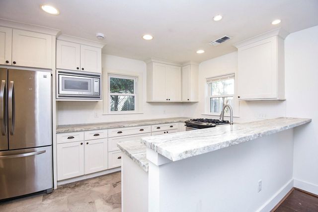 413 W 10th Street, Houston, TX 77008