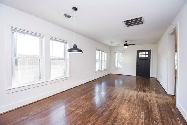 413 W 10th Street, Houston, TX 77008