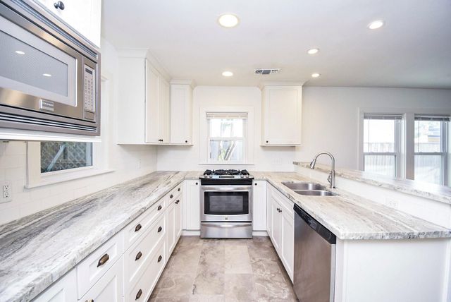 413 W 10th Street, Houston, TX 77008