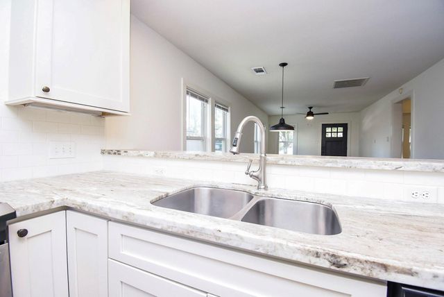 413 W 10th Street, Houston, TX 77008