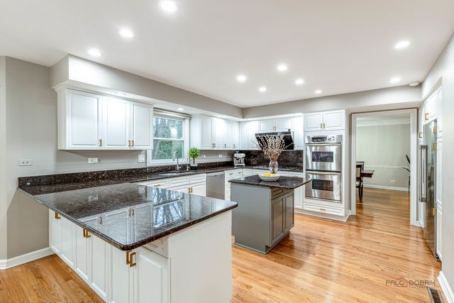 9 Devonshire Lane, Lincolnshire, IL 60069