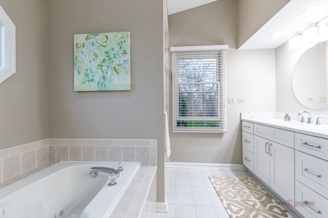 9 Devonshire Lane, Lincolnshire, IL 60069