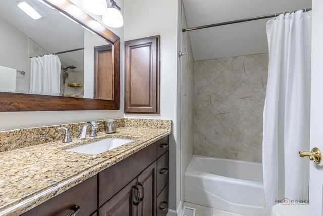 9 Devonshire Lane, Lincolnshire, IL 60069