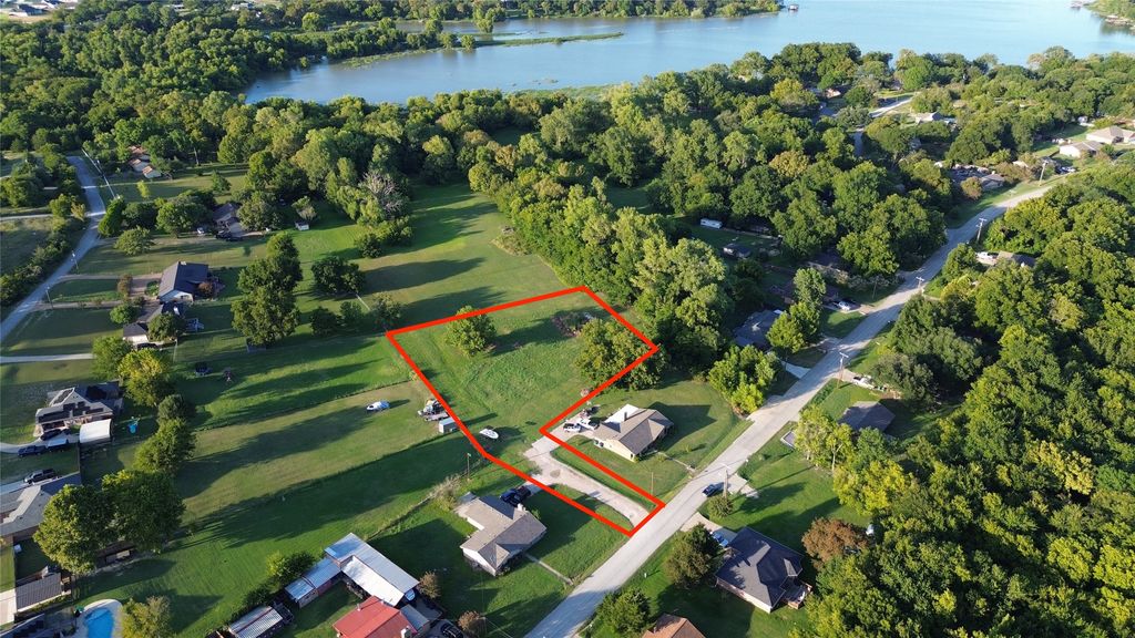 104 Chisholm Trail, Waxahachie, TX 75165
