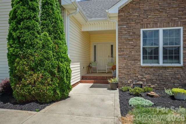 104 Castle Pines Lane, Statesville, NC 28625