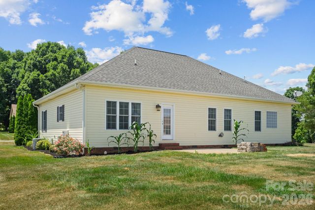 104 Castle Pines Lane, Statesville, NC 28625