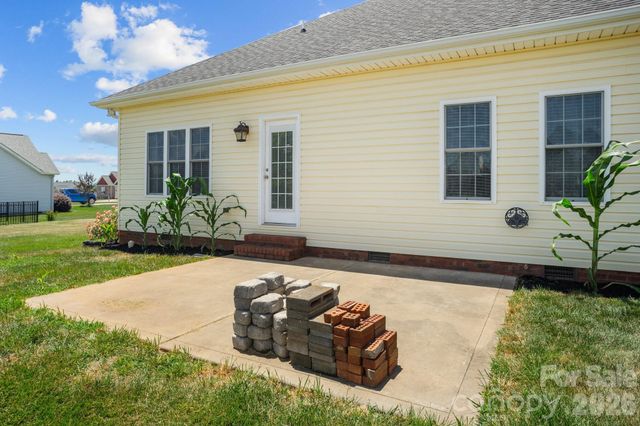 104 Castle Pines Lane, Statesville, NC 28625