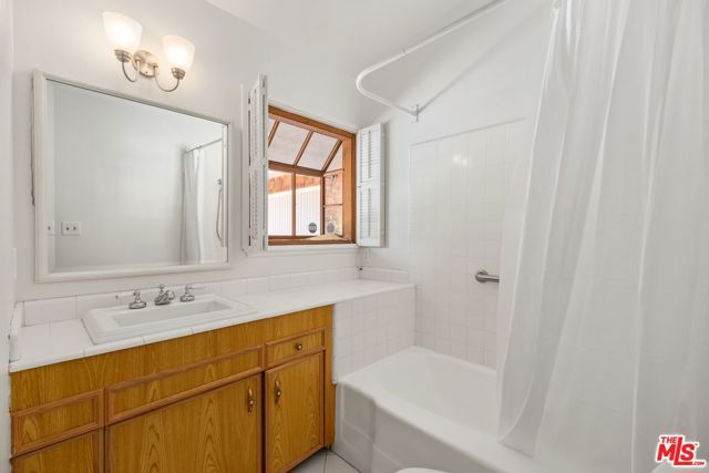 5824 Laramie Avenue, Woodland Hills (los Angeles), CA 91367