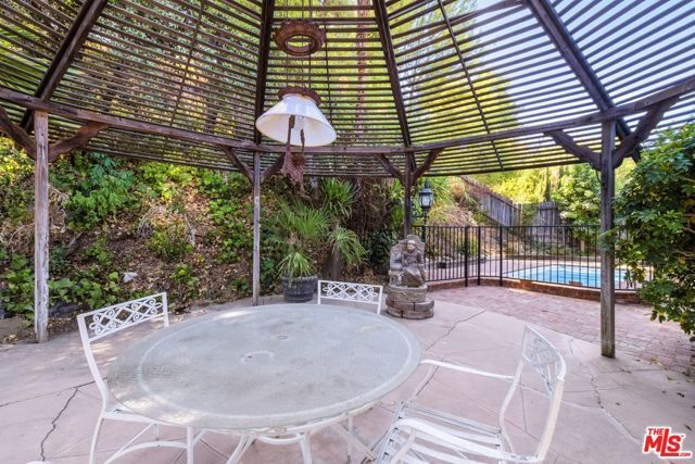 5824 Laramie Avenue, Woodland Hills (los Angeles), CA 91367