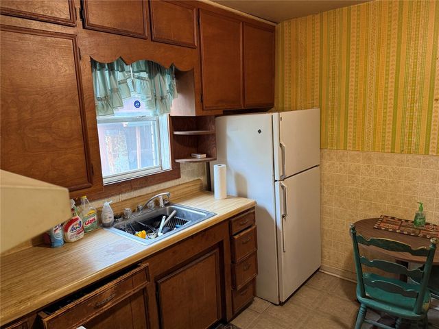 823 N Ellis ST, Giddings, TX 78942