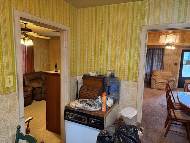 823 N Ellis ST, Giddings, TX 78942