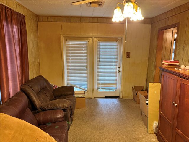 823 N Ellis ST, Giddings, TX 78942