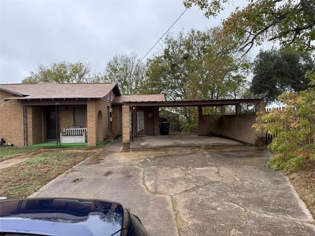 823 N Ellis ST, Giddings, TX 78942