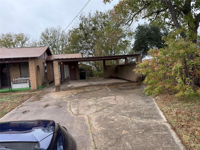 823 N Ellis ST, Giddings, TX 78942