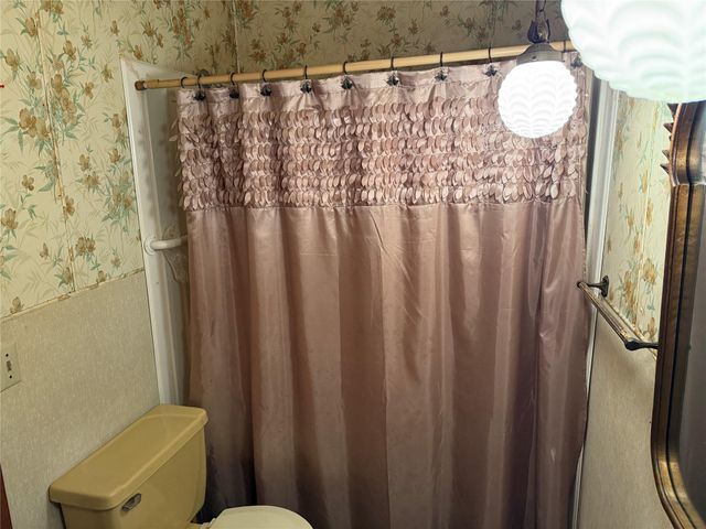 823 N Ellis ST, Giddings, TX 78942