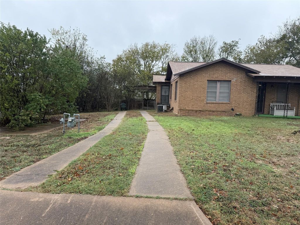 823 N Ellis ST, Giddings, TX 78942