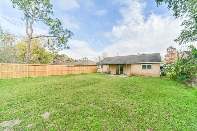 504 Avondale Lane, Friendswood, TX 77546
