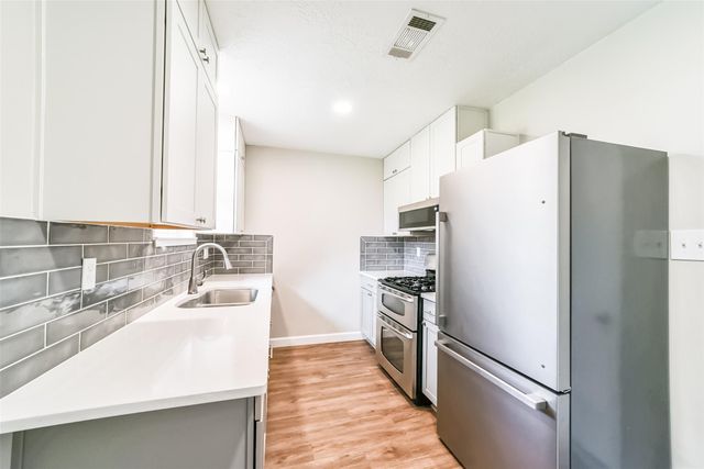 504 Avondale Lane, Friendswood, TX 77546