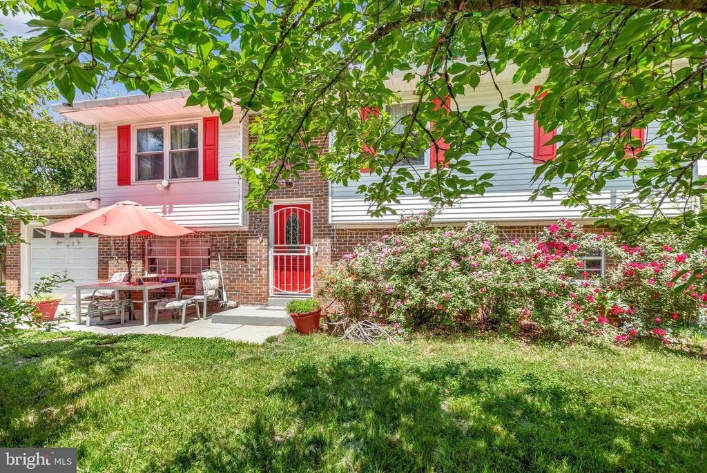 Image 2 of property listing at 808 NARROWLEAF DR, Upper Marlboro, MD 20774