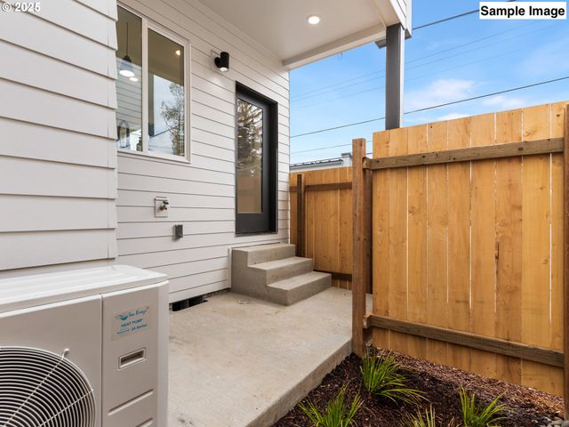 7187 Se CRYSTAL SPRINGS Blvd 11, Portland, OR 97206