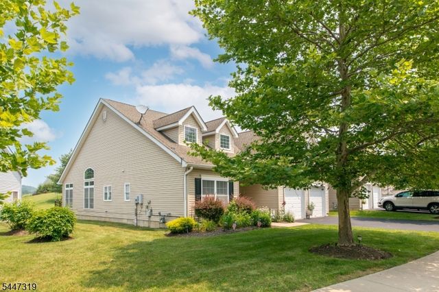 26 Bluffs Ct, Hamburg Boro, NJ 07419