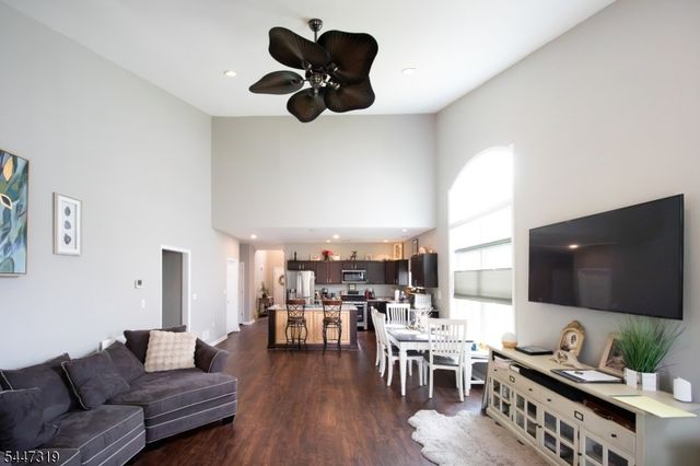 26 Bluffs Ct, Hamburg Boro, NJ 07419