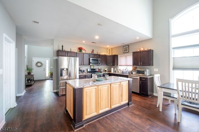 26 Bluffs Ct, Hamburg Boro, NJ 07419