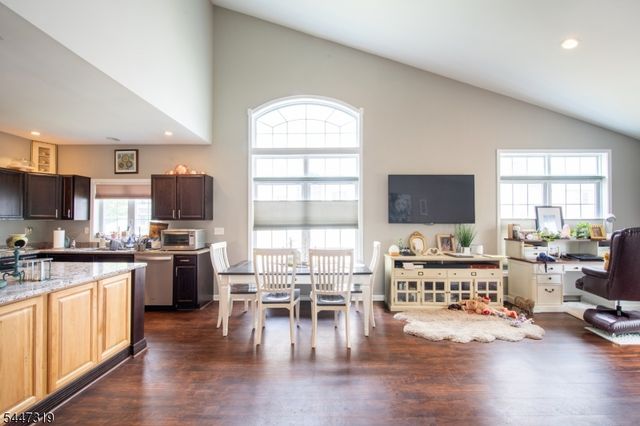 26 Bluffs Ct, Hamburg Boro, NJ 07419