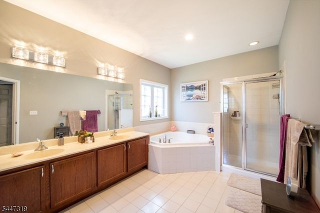 26 Bluffs Ct, Hamburg Boro, NJ 07419