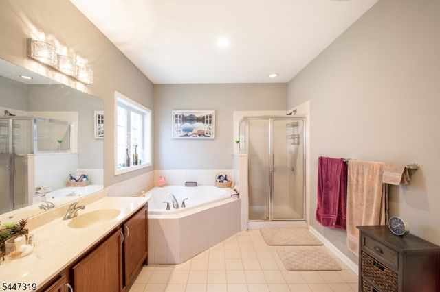 26 Bluffs Ct, Hamburg Boro, NJ 07419