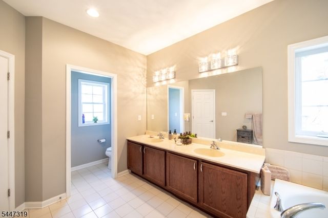 26 Bluffs Ct, Hamburg Boro, NJ 07419