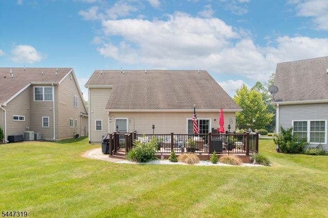 26 Bluffs Ct, Hamburg Boro, NJ 07419