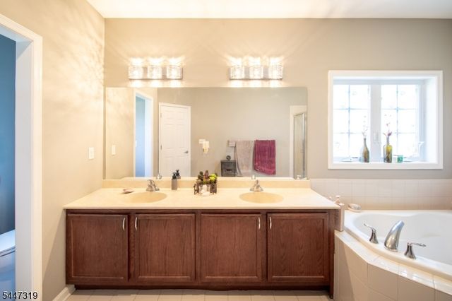 26 Bluffs Ct, Hamburg Boro, NJ 07419