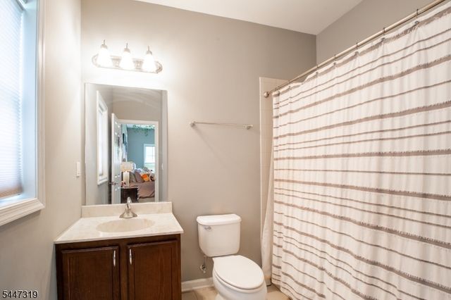 26 Bluffs Ct, Hamburg Boro, NJ 07419