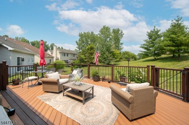 26 Bluffs Ct, Hamburg Boro, NJ 07419
