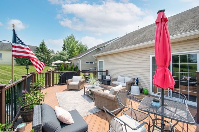 26 Bluffs Ct, Hamburg Boro, NJ 07419
