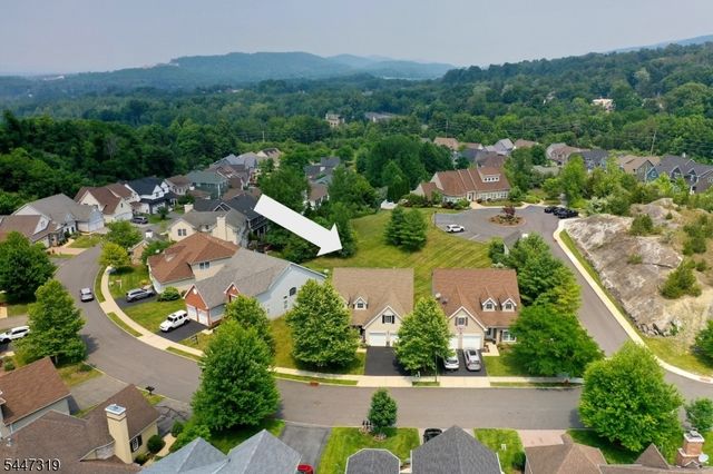 26 Bluffs Ct, Hamburg Boro, NJ 07419