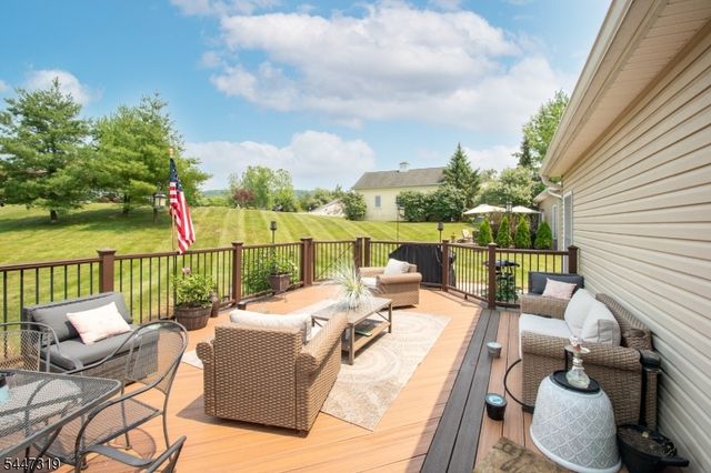 26 Bluffs Ct, Hamburg Boro, NJ 07419