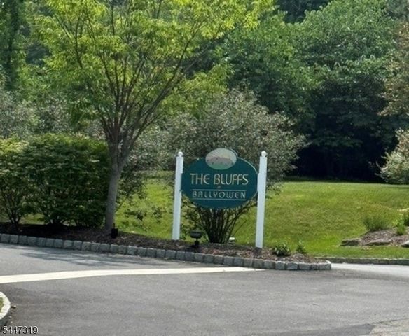 26 Bluffs Ct, Hamburg Boro, NJ 07419