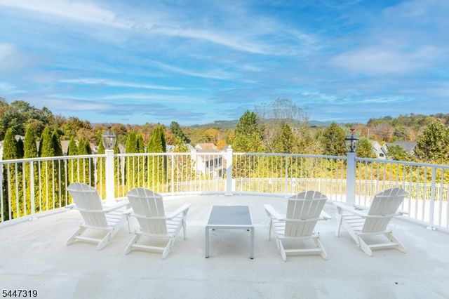 26 Bluffs Ct, Hamburg Boro, NJ 07419