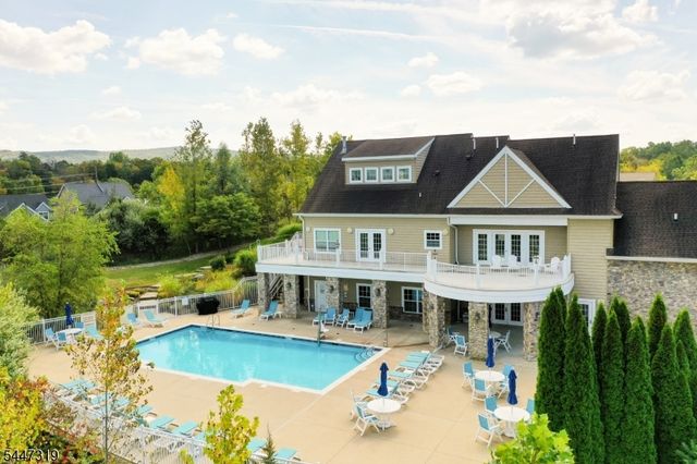 26 Bluffs Ct, Hamburg Boro, NJ 07419