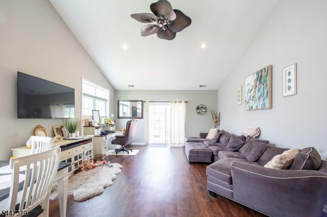 26 Bluffs Ct, Hamburg Boro, NJ 07419