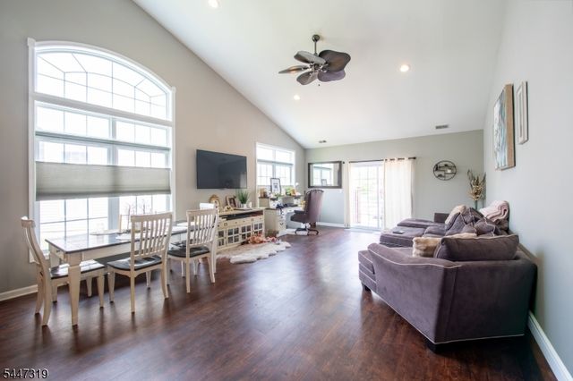 26 Bluffs Ct, Hamburg Boro, NJ 07419